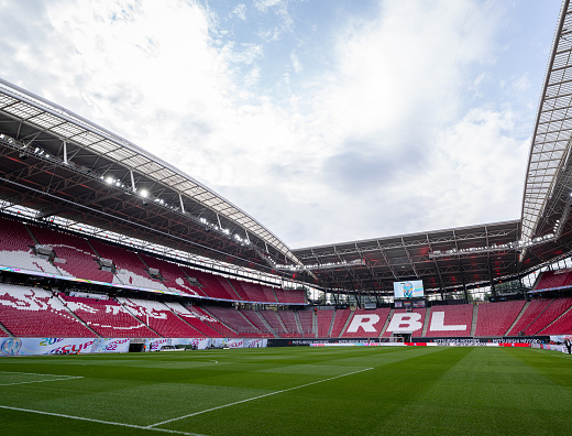 Das Stadion vom Fußballbundesligist Leipzig mit neuen roten Sitzen